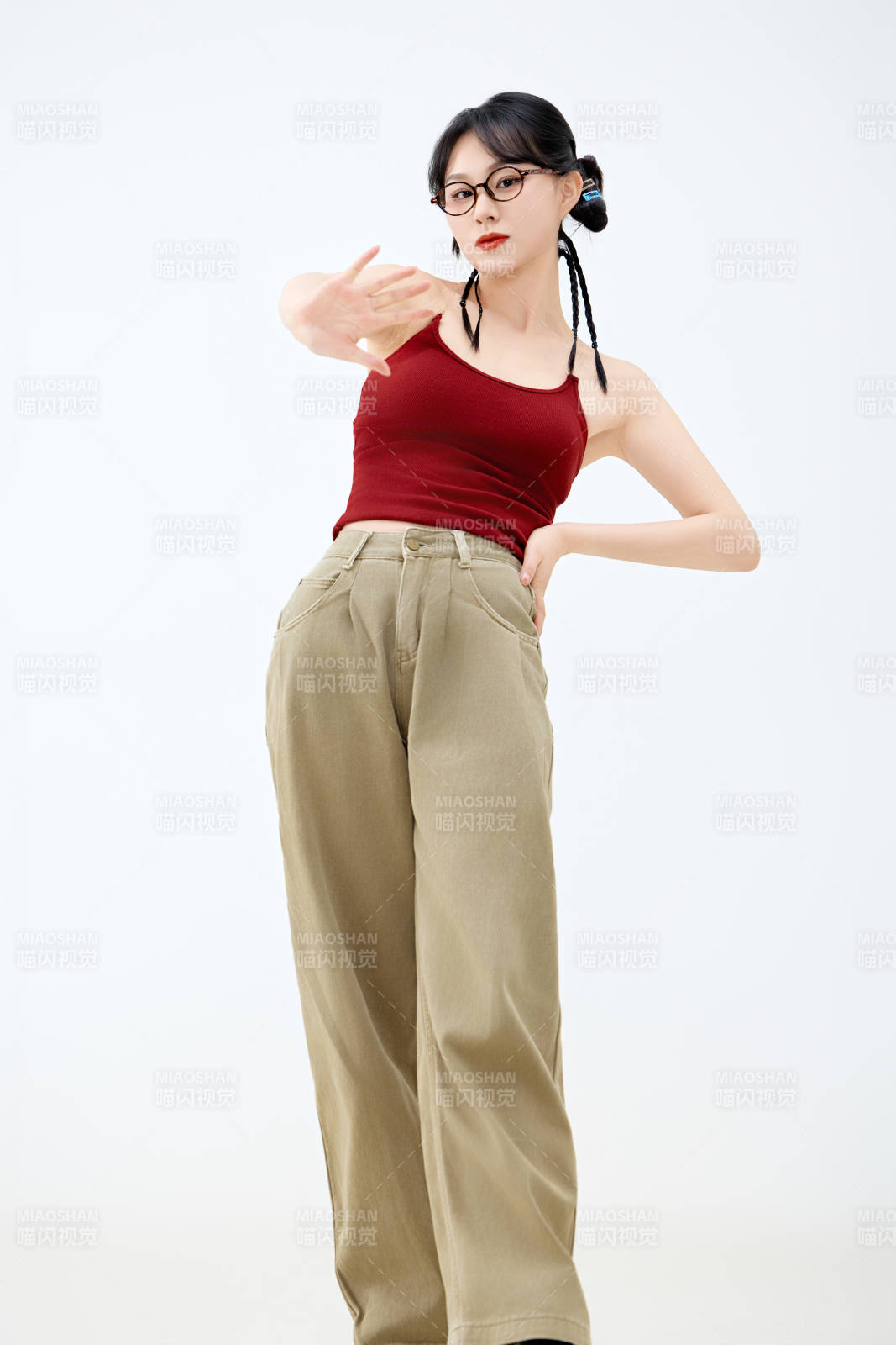 影棚拍攝穿著青春靚麗的亞洲女性夏季形象