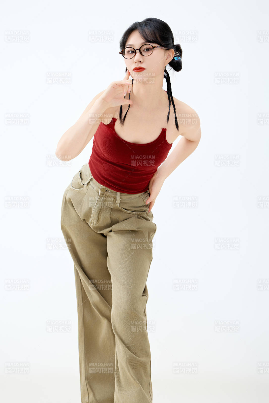 影棚拍摄穿着青春靓丽的亚洲女性夏季形象