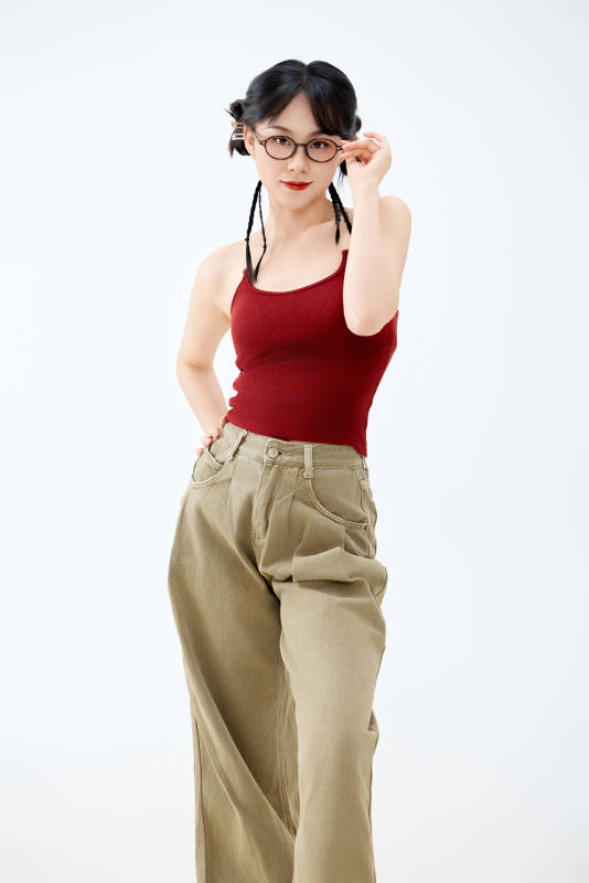 影棚拍摄穿着青春靓丽的亚洲女性夏季形象