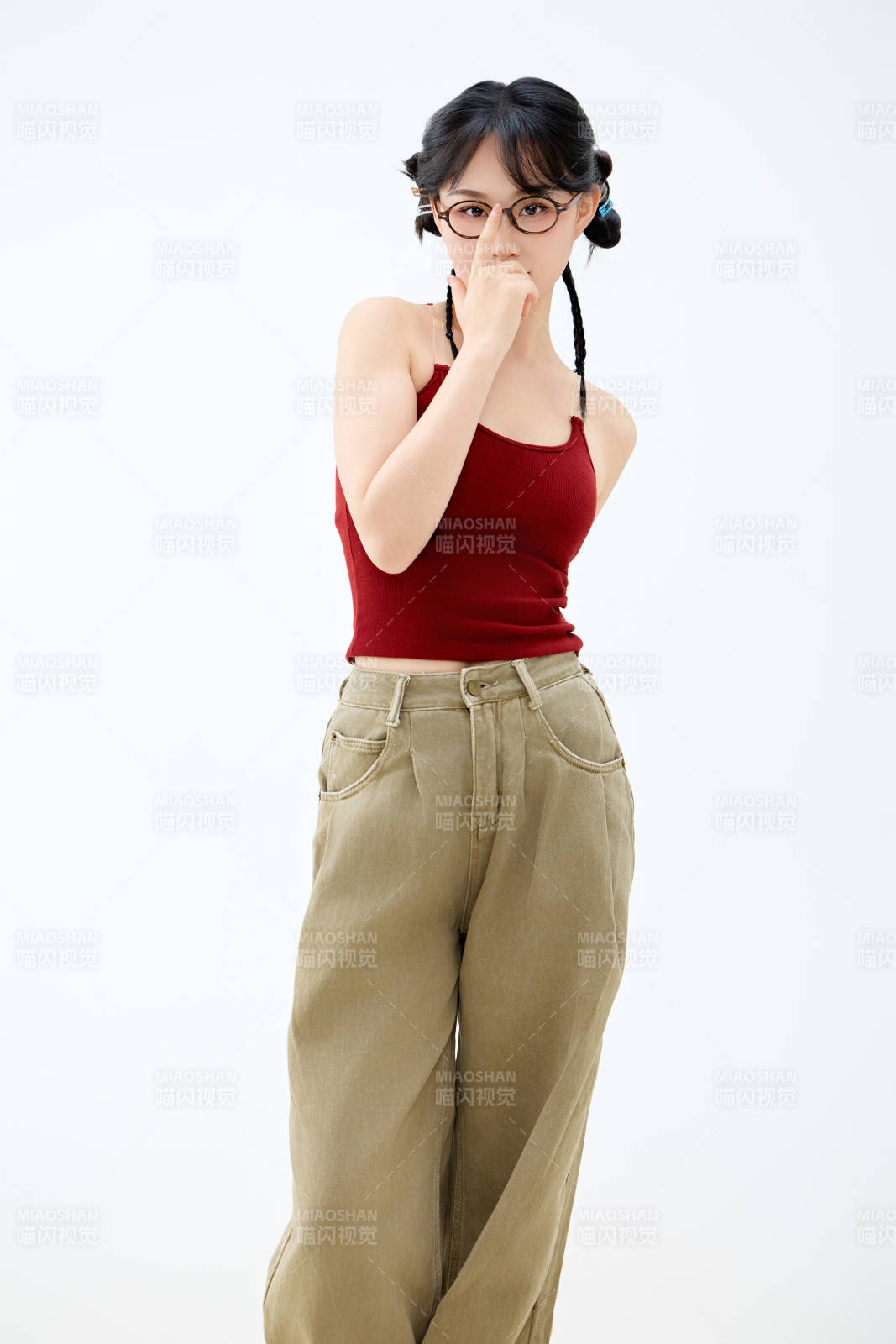 影棚拍摄穿着青春靓丽的亚洲女性夏季形象