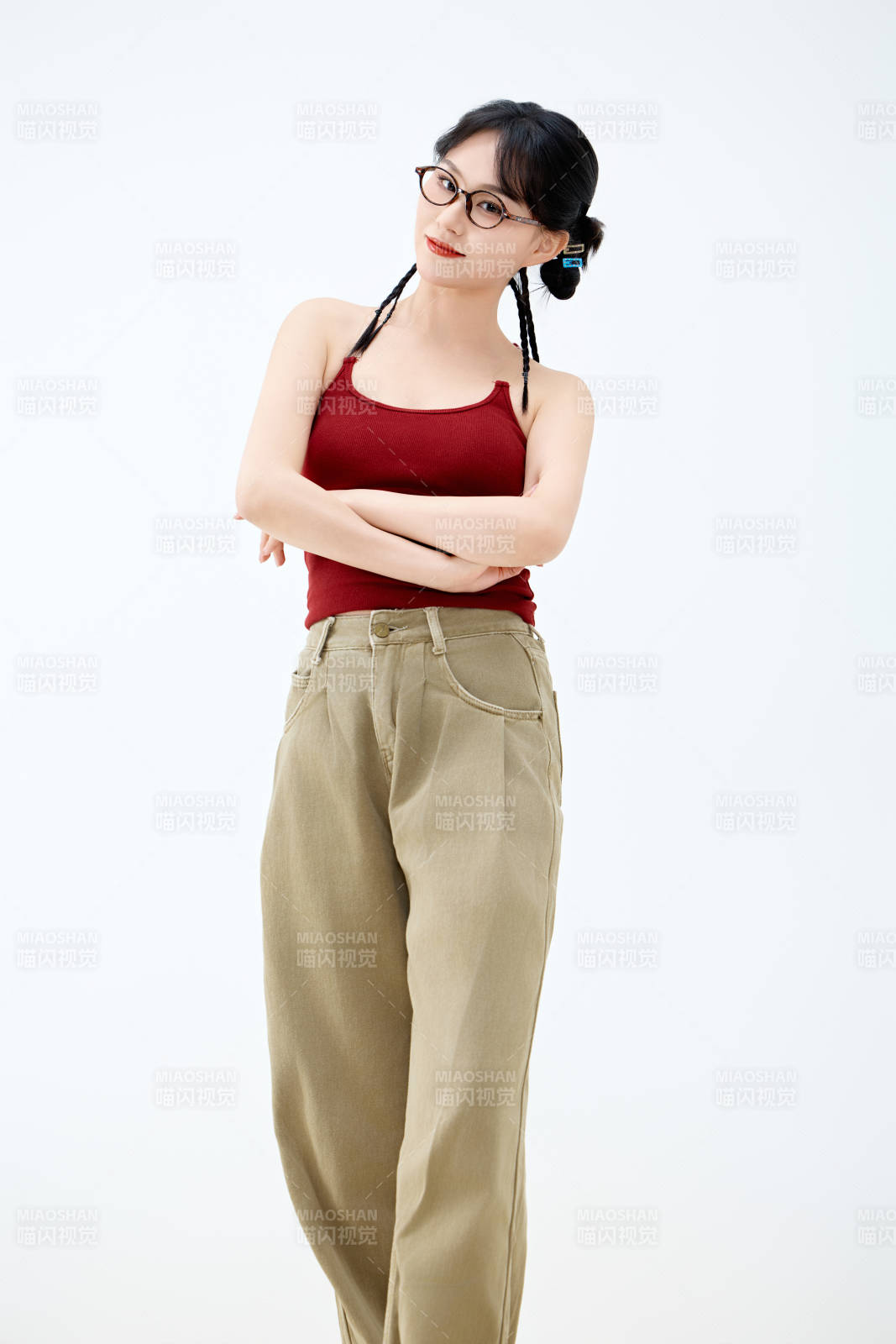 影棚拍摄穿着青春靓丽的亚洲女性夏季形象