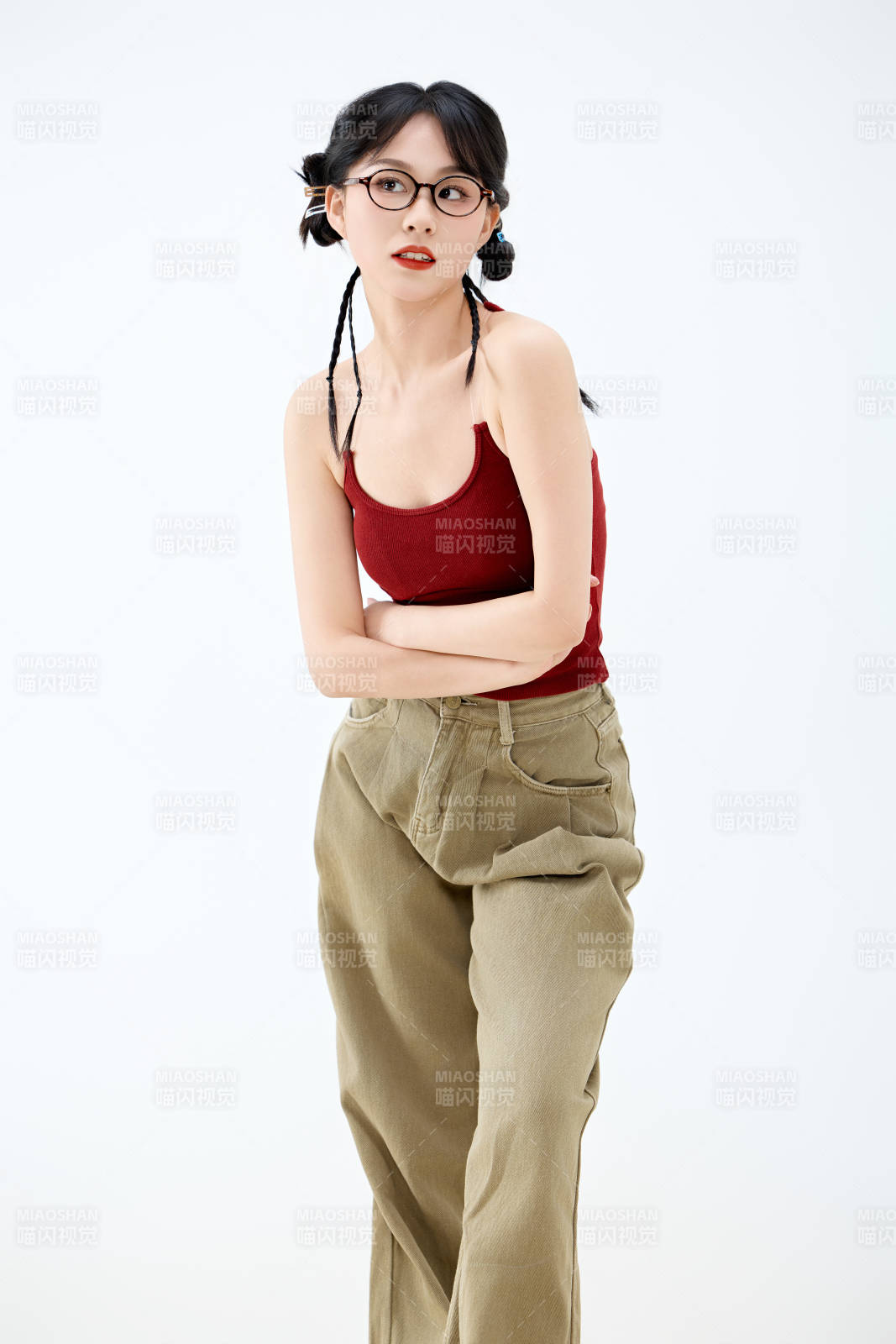 影棚拍摄穿着青春靓丽的亚洲女性夏季形象