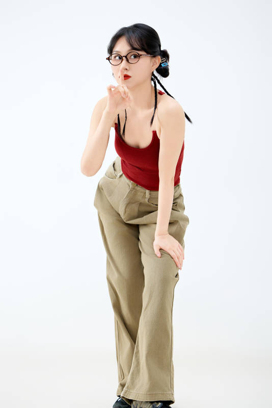 影棚拍摄穿着青春靓丽的亚洲女性夏季形象