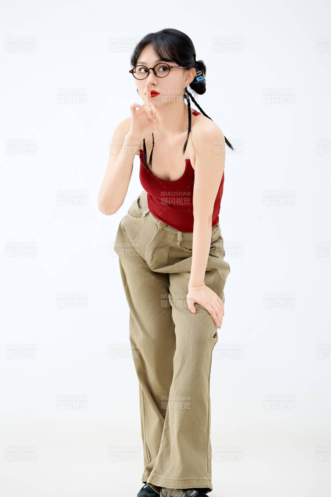 影棚拍攝穿著青春靚麗的亞洲女性夏季形象