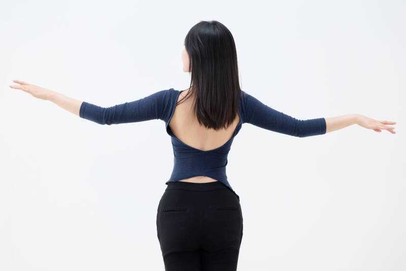 白背景穿着休闲服装的亚洲健康年轻女性形象