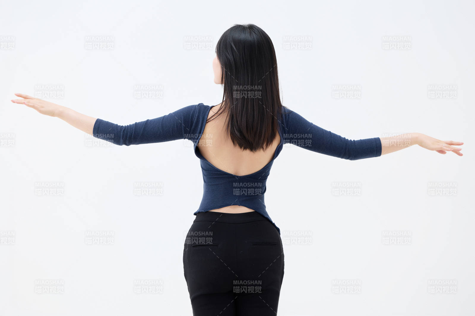 白背景穿着休闲服装的亚洲健康年轻女性形象