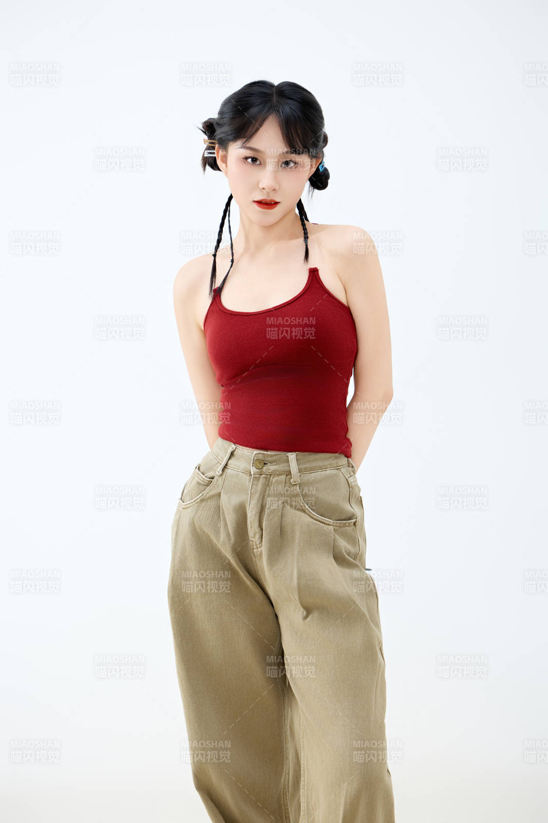 影棚拍摄穿着青春靓丽的亚洲女性夏季形象