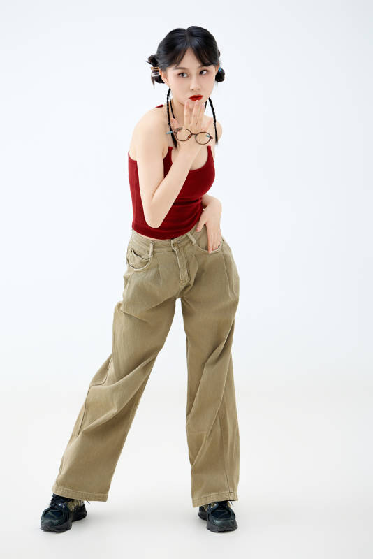 影棚拍摄穿着青春靓丽的亚洲女性夏季形象