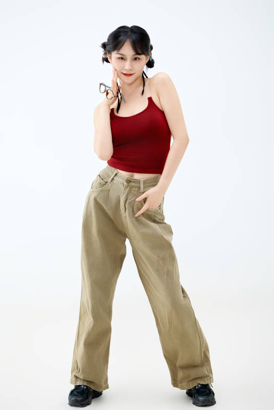 影棚拍摄穿着青春靓丽的亚洲女性夏季形象