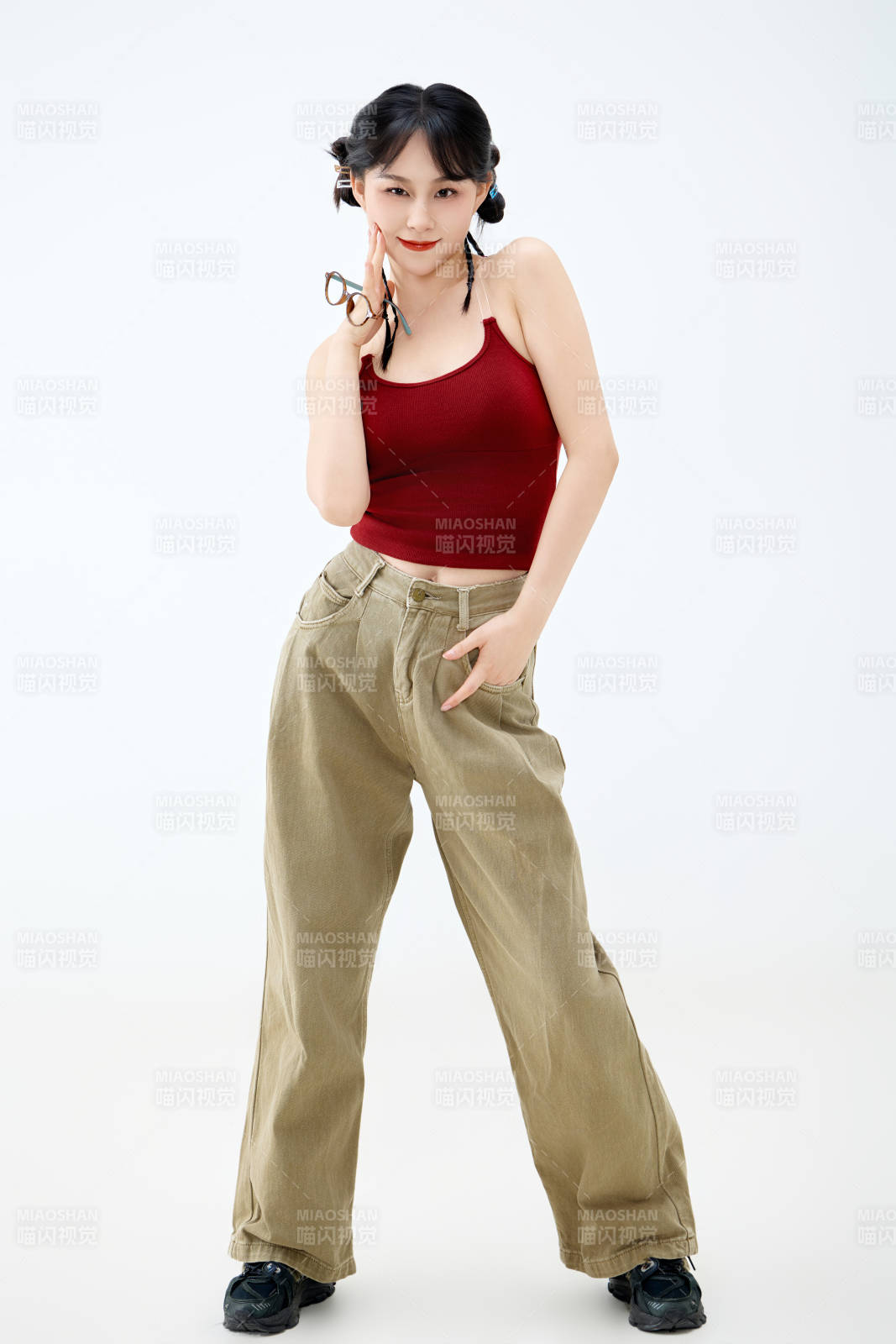 影棚拍摄穿着青春靓丽的亚洲女性夏季形象