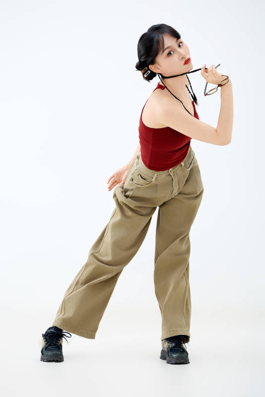 影棚拍摄穿着青春靓丽的亚洲女性夏季形象