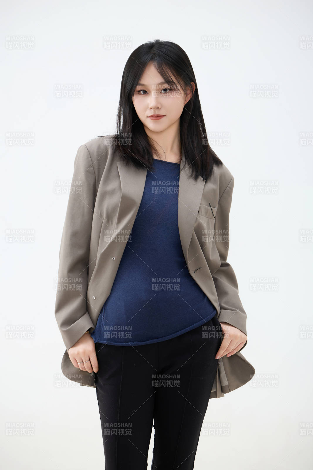 白色背景下穿着西装的职业女性形象