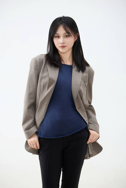 白色背景下穿着西装的职业女性形象