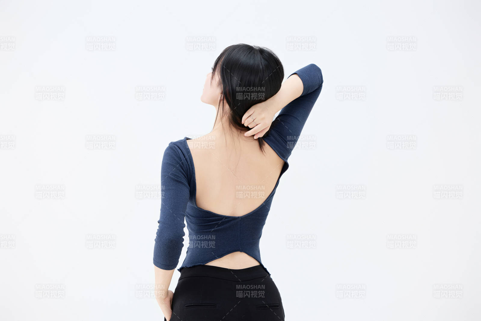 白背景穿着休闲服装的亚洲健康年轻女性形象