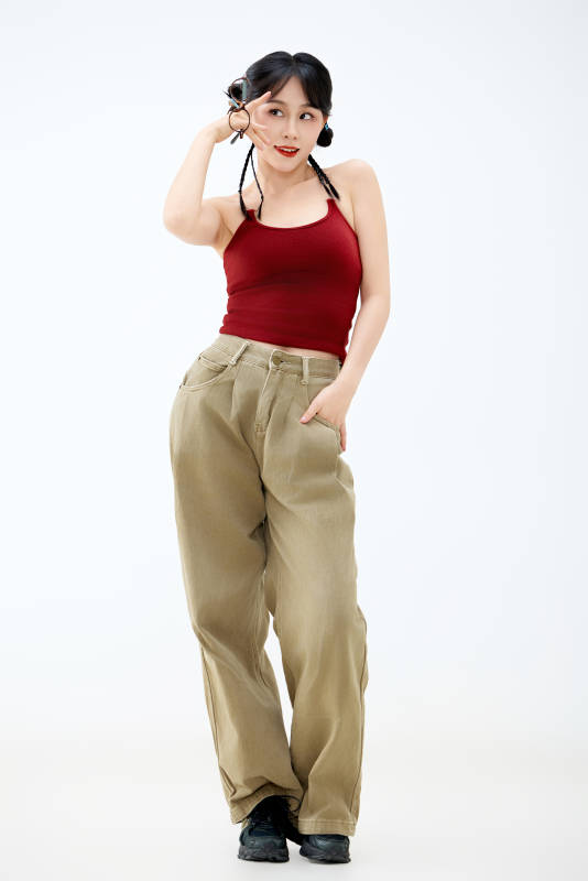 影棚拍摄穿着青春靓丽的亚洲女性夏季形象