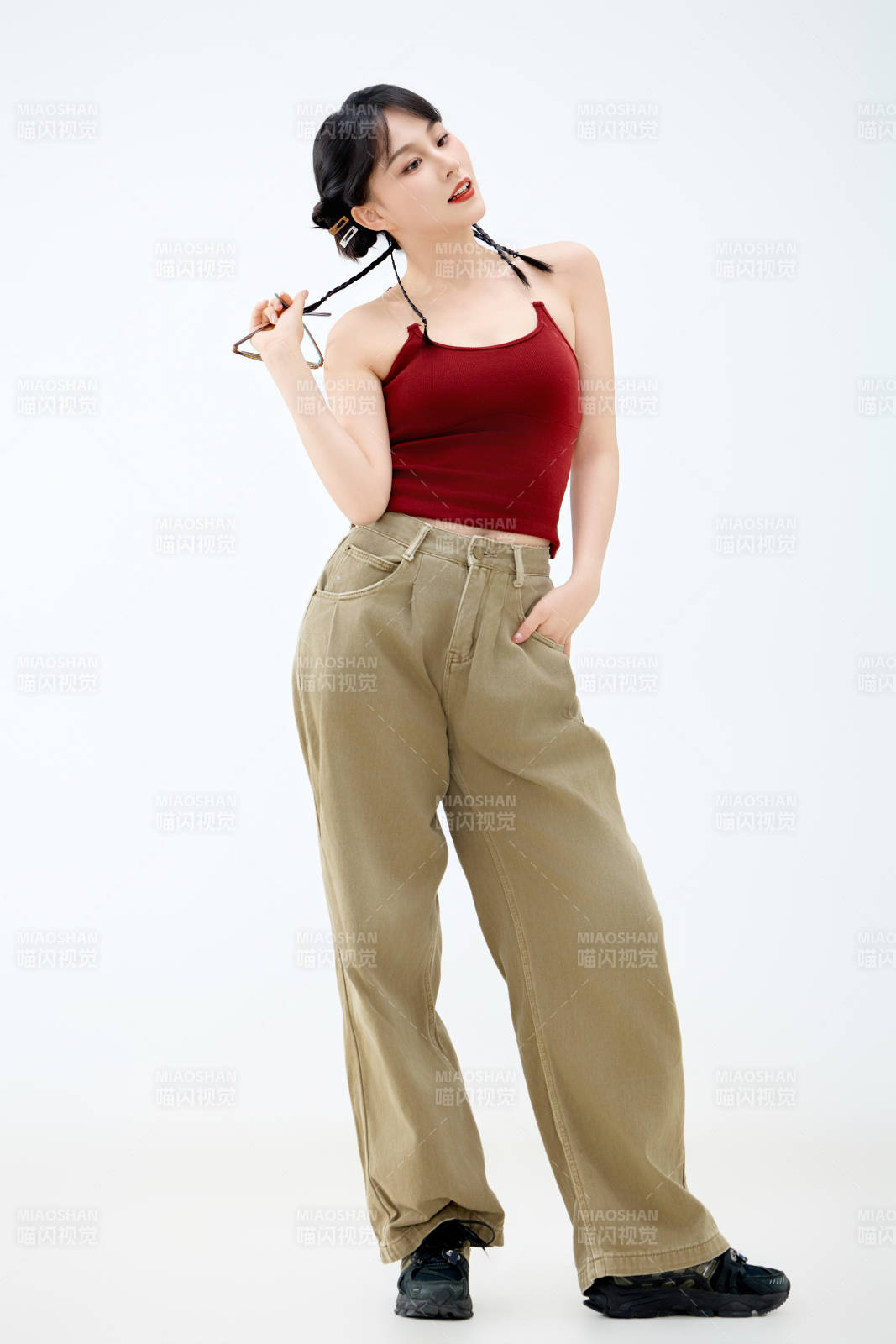 影棚拍摄穿着青春靓丽的亚洲女性夏季形象