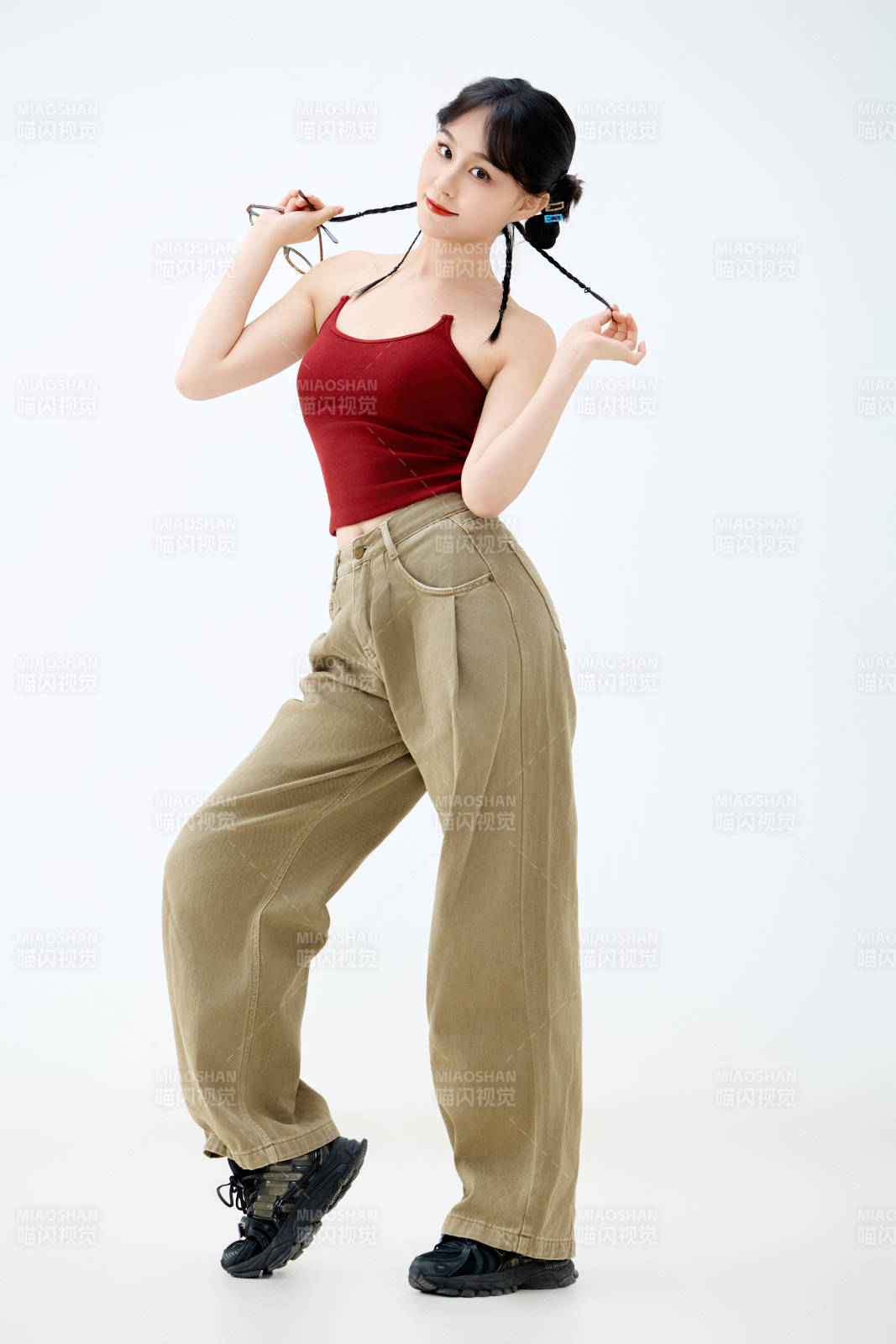 影棚拍摄穿着青春靓丽的亚洲女性夏季形象