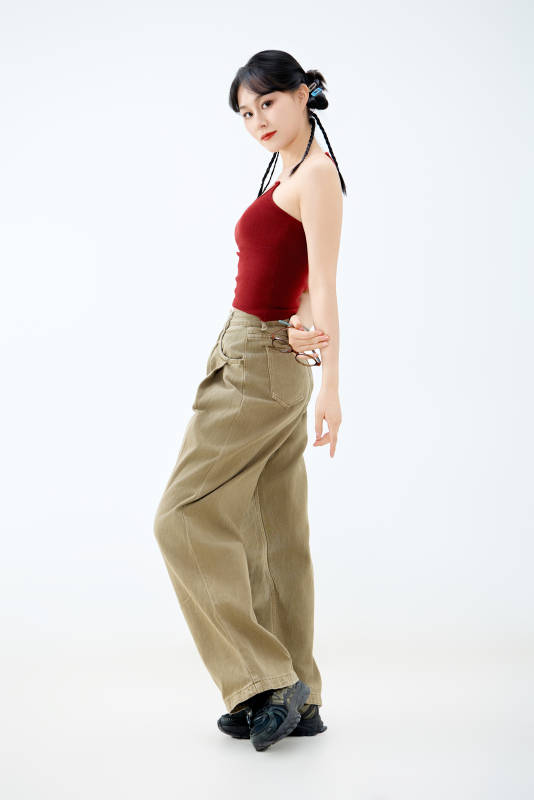 影棚拍摄穿着青春靓丽的亚洲女性夏季形象