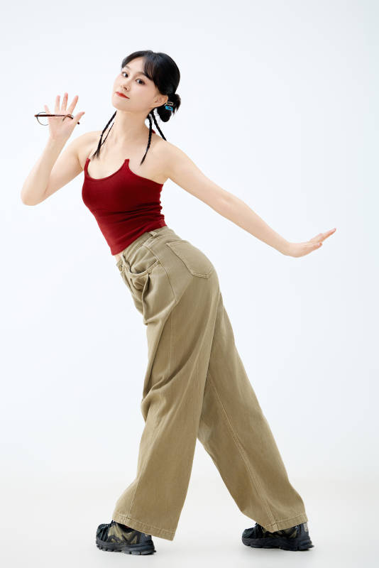 影棚拍摄穿着青春靓丽的亚洲女性夏季形象