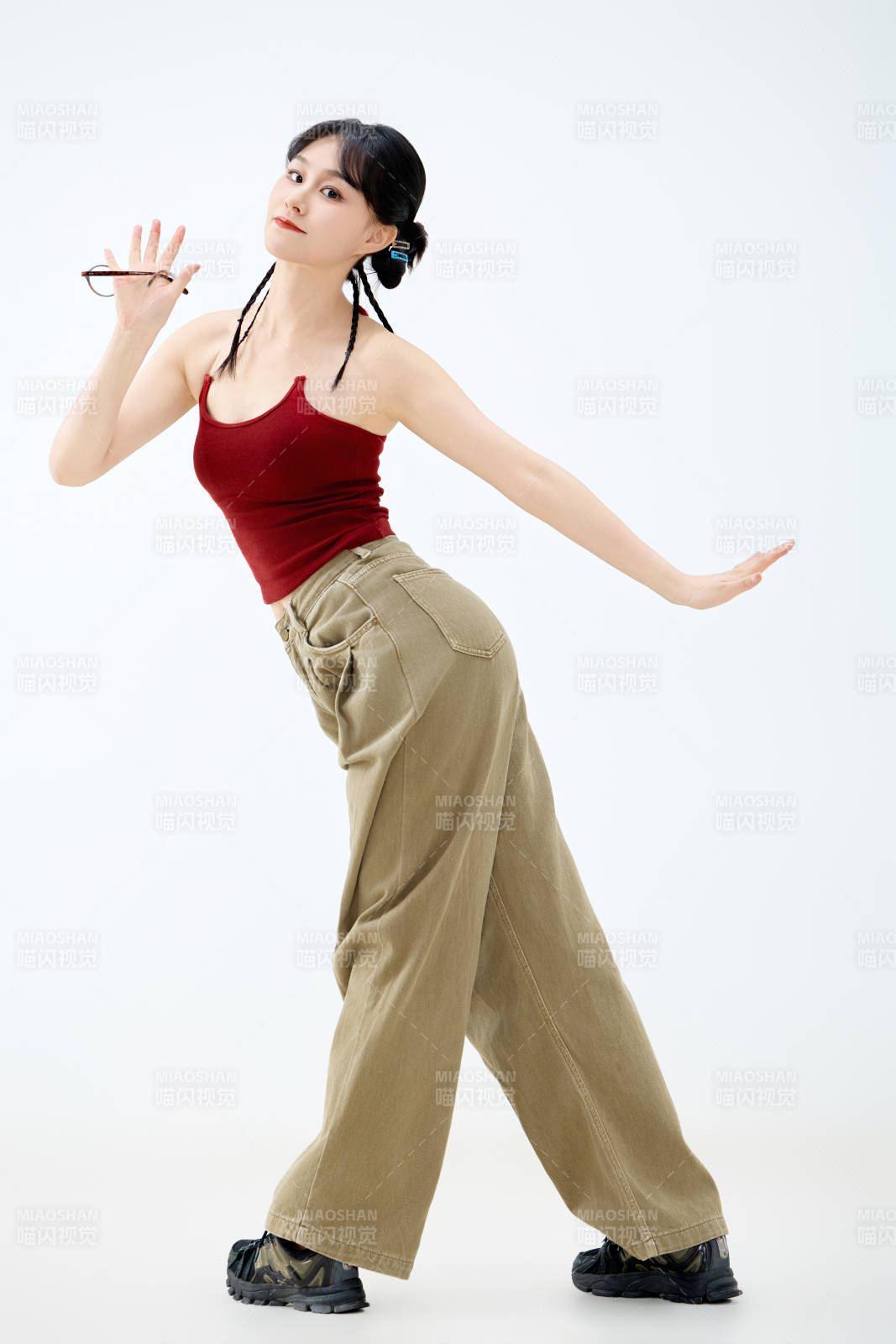 影棚拍摄穿着青春靓丽的亚洲女性夏季形象