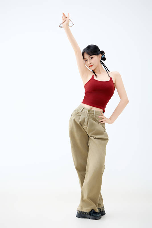 影棚拍摄穿着青春靓丽的亚洲女性夏季形象