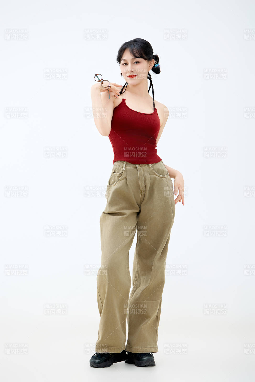 影棚拍摄穿着青春靓丽的亚洲女性夏季形象