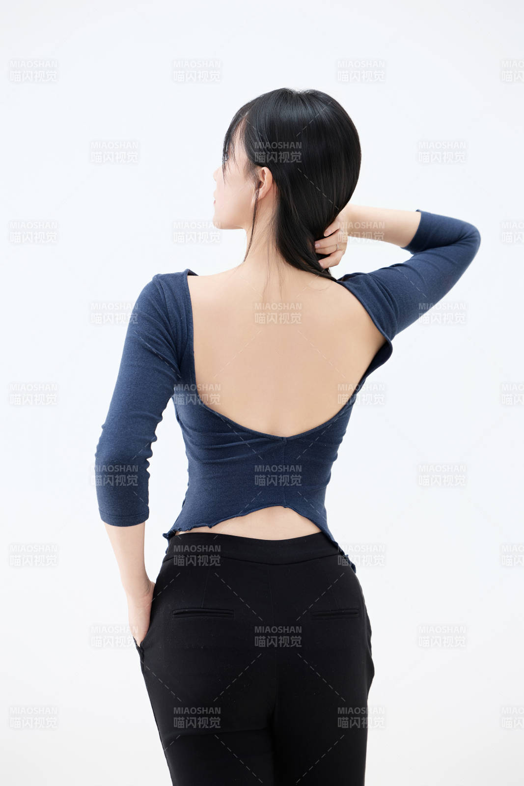 白背景穿着休闲服装的亚洲健康年轻女性形象