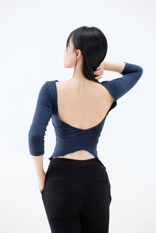 白背景穿着休闲服装的亚洲健康年轻女性形象