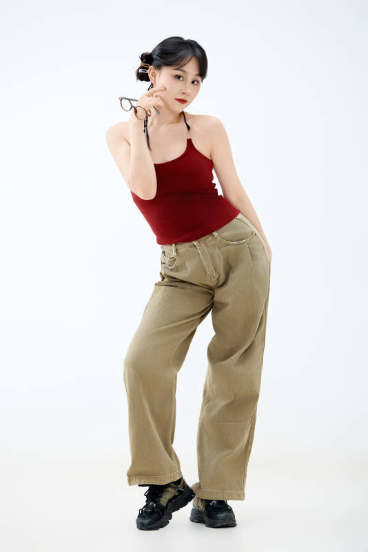 影棚拍摄穿着青春靓丽的亚洲女性夏季形象