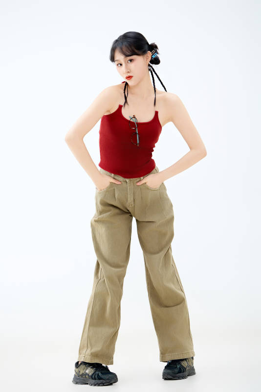 影棚拍摄穿着青春靓丽的亚洲女性夏季形象