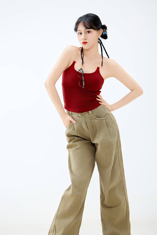 影棚拍摄穿着青春靓丽的亚洲女性夏季形象