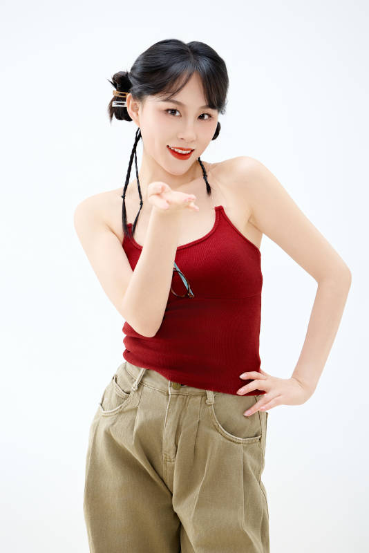 影棚拍摄穿着青春靓丽的亚洲女性夏季形象