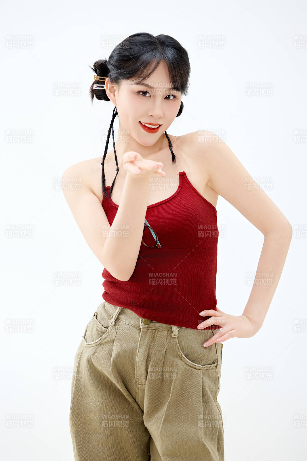 影棚拍摄穿着青春靓丽的亚洲女性夏季形象