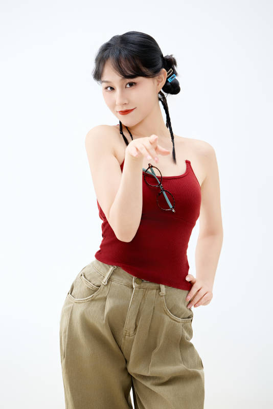 影棚拍摄穿着青春靓丽的亚洲女性夏季形象