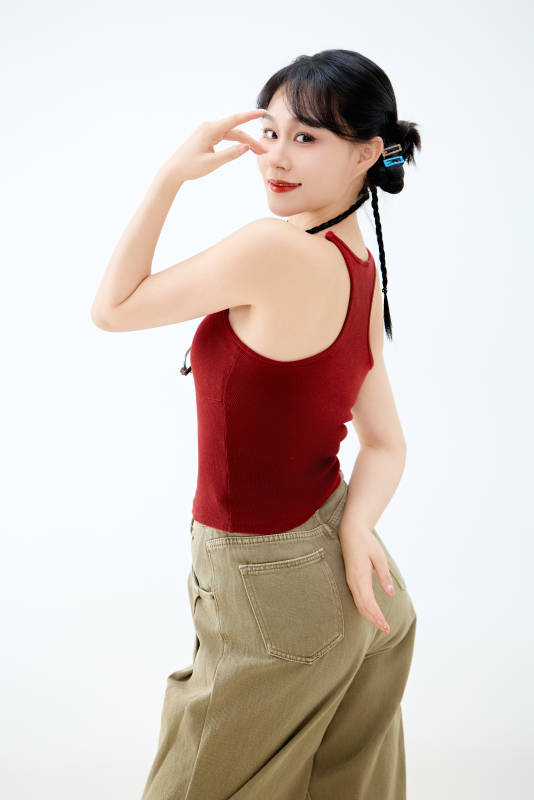 影棚拍摄穿着青春靓丽的亚洲女性夏季形象