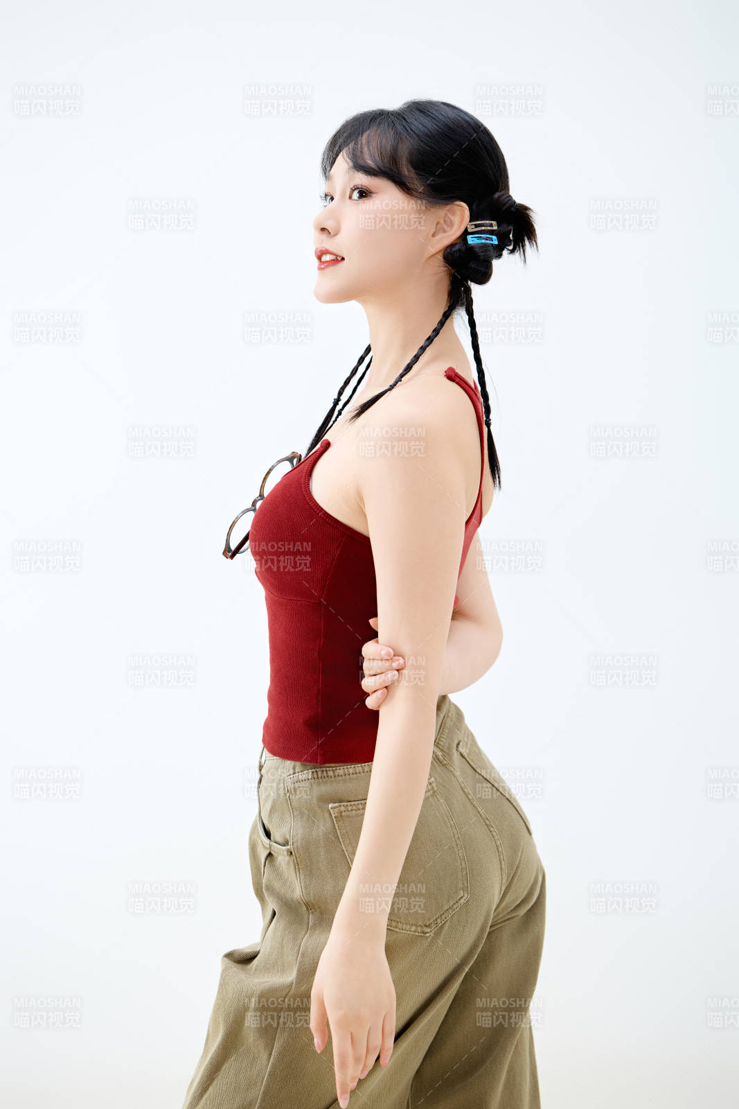 影棚拍摄穿着青春靓丽的亚洲女性夏季形象