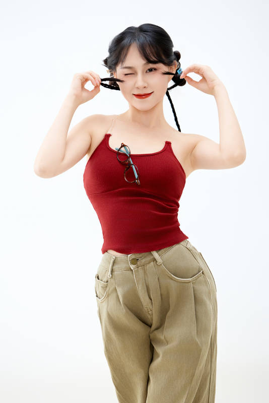 影棚拍摄穿着青春靓丽的亚洲女性夏季形象