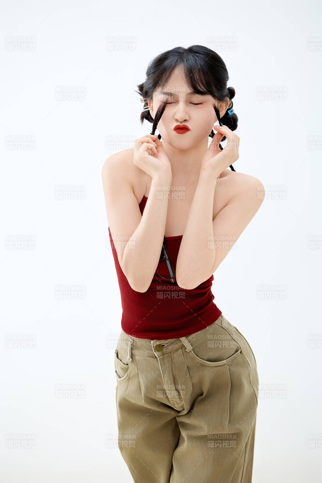 影棚拍摄穿着青春靓丽的亚洲女性夏季形象