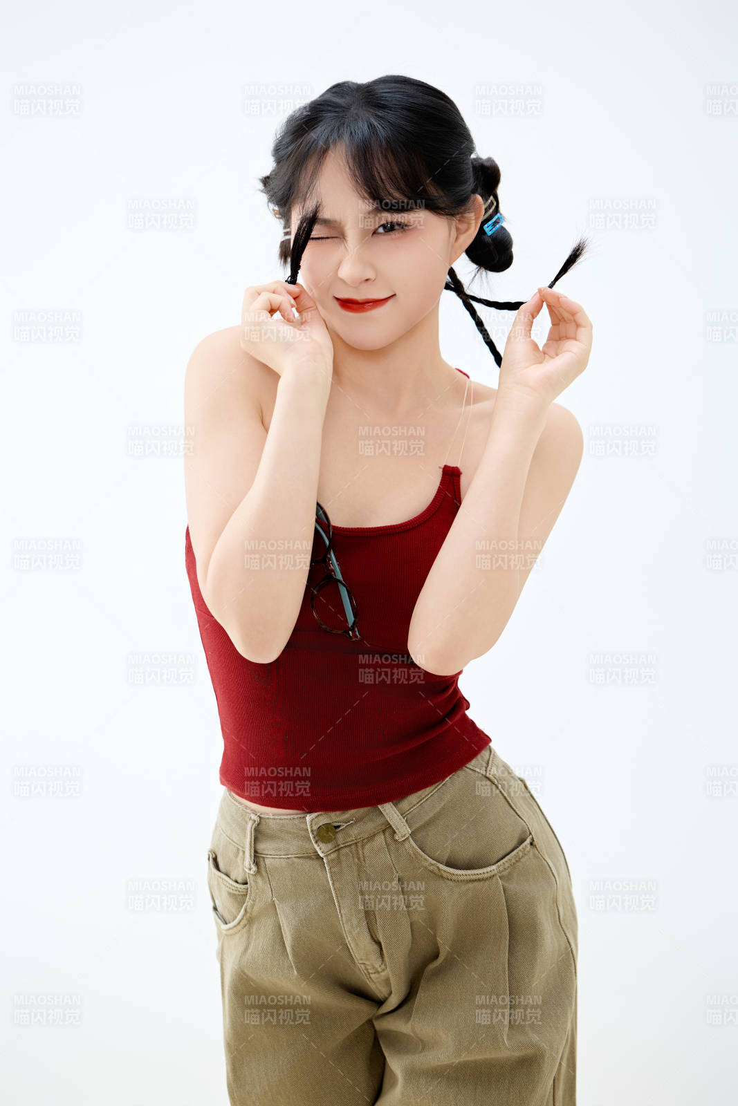 影棚拍摄穿着青春靓丽的亚洲女性夏季形象