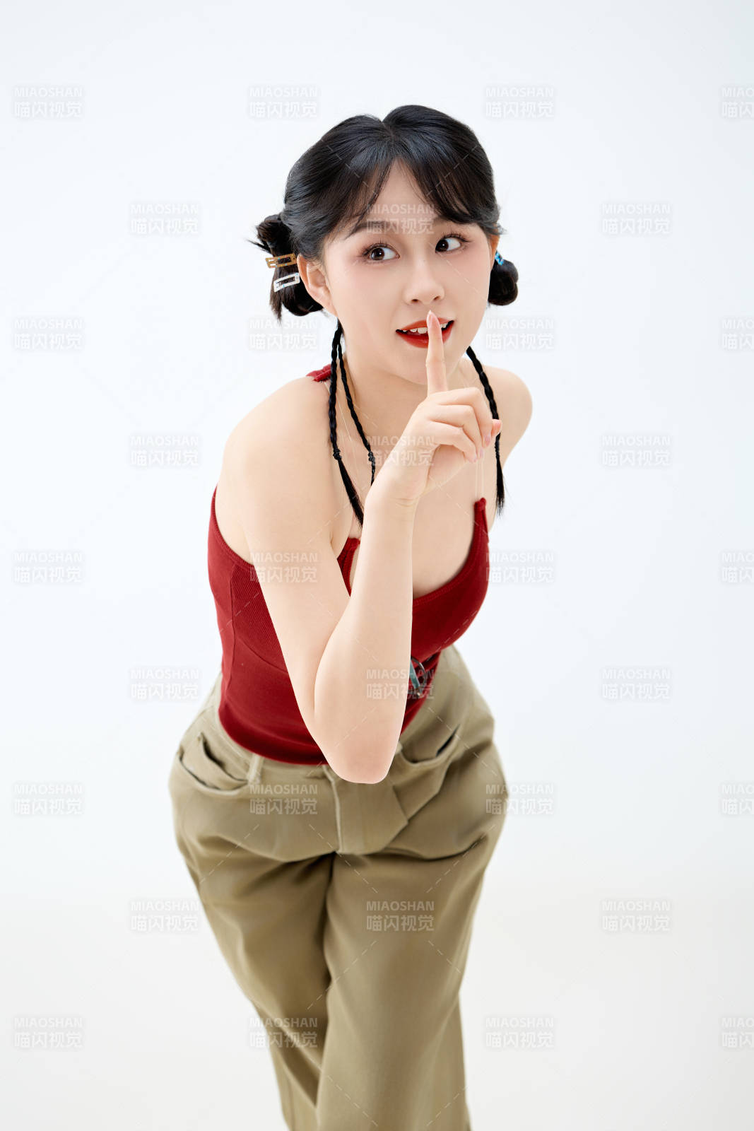 影棚拍摄穿着青春靓丽的亚洲女性夏季形象