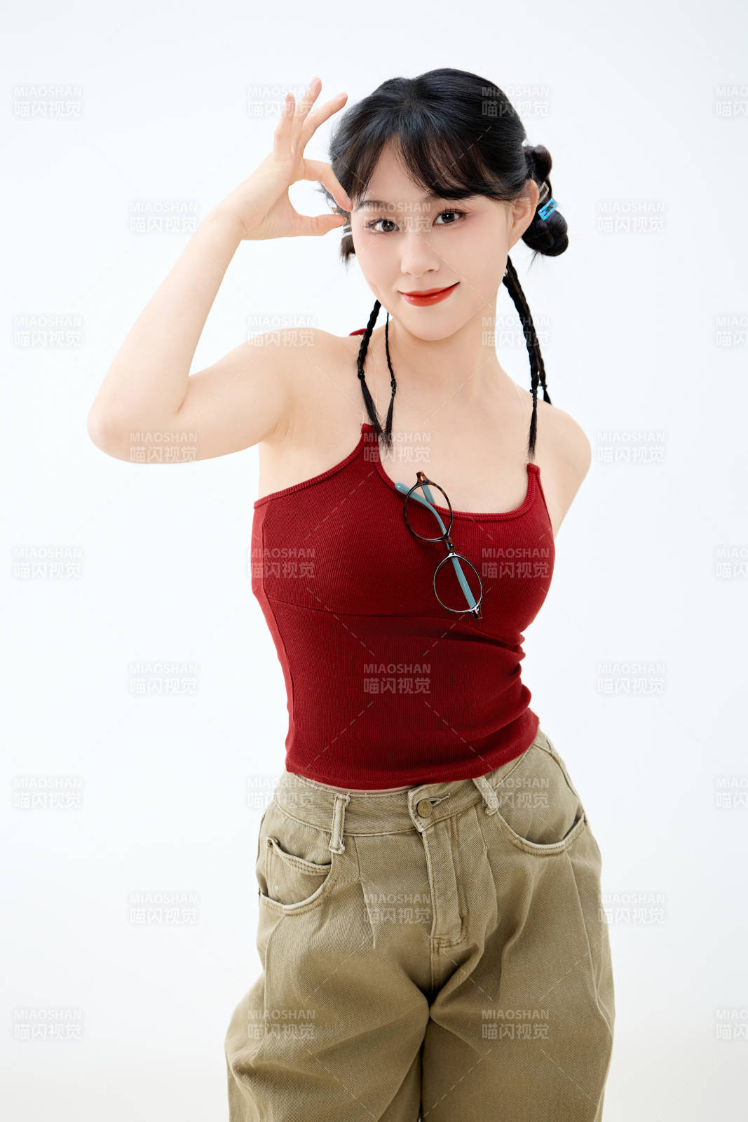 影棚拍摄穿着青春靓丽的亚洲女性夏季形象