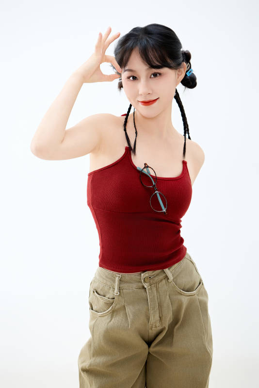 影棚拍摄穿着青春靓丽的亚洲女性夏季形象