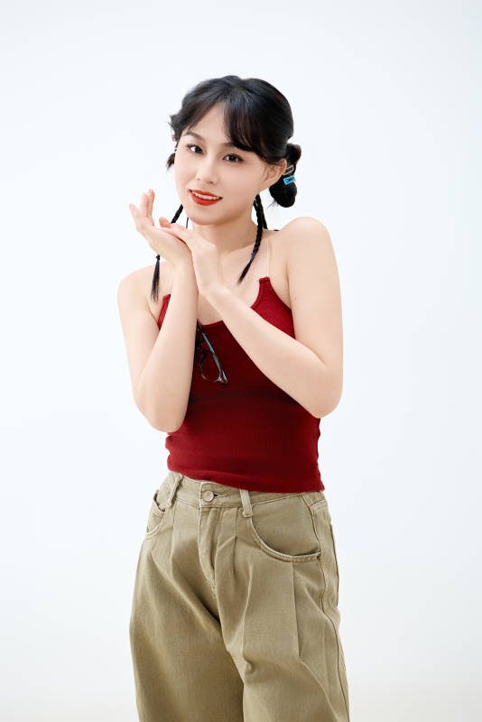 影棚拍摄穿着青春靓丽的亚洲女性夏季形象