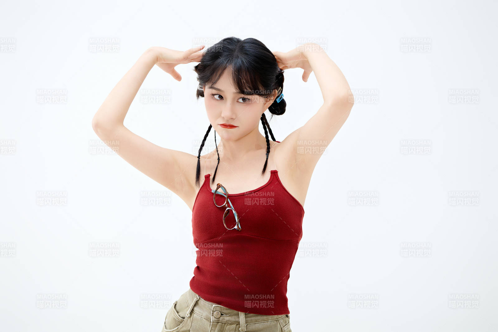 影棚拍摄穿着青春靓丽的亚洲女性夏季形象