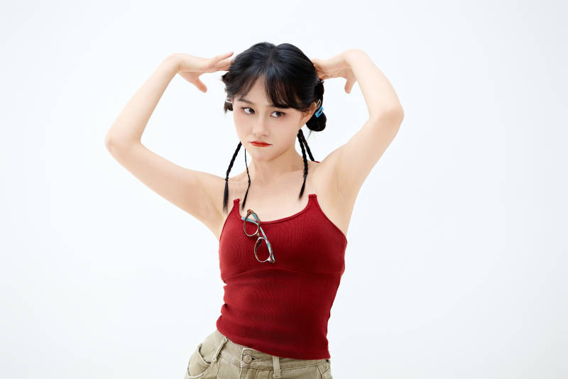 影棚拍摄穿着青春靓丽的亚洲女性夏季形象