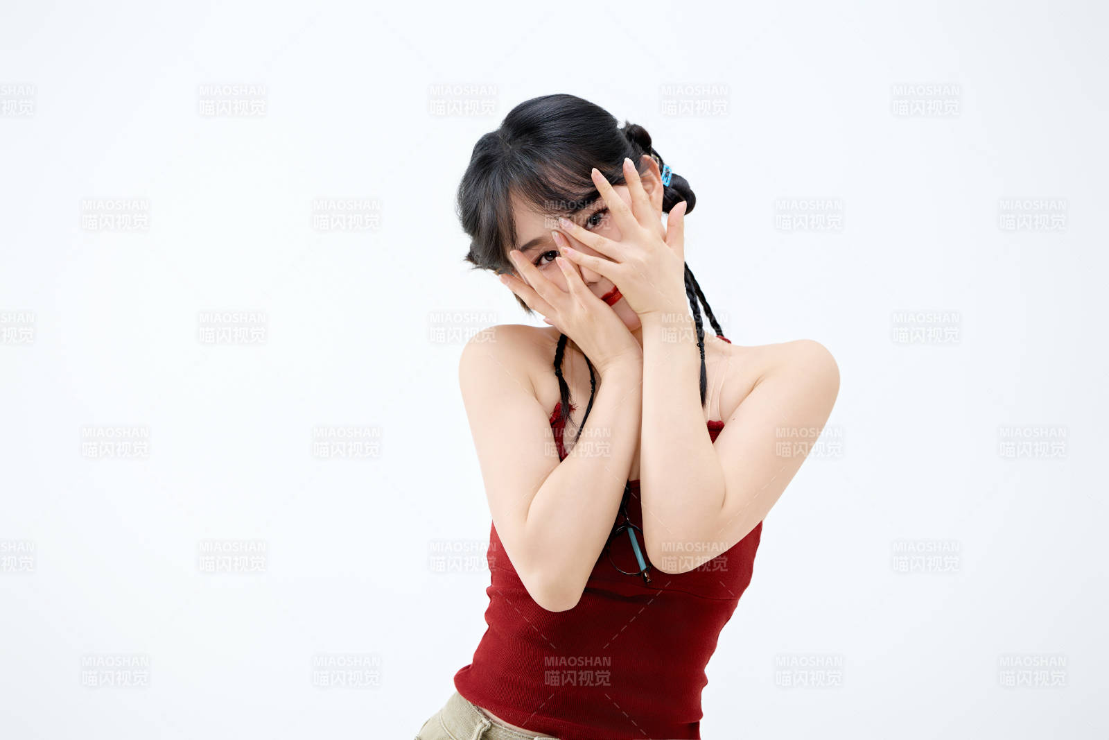 影棚拍摄穿着青春靓丽的亚洲女性夏季形象