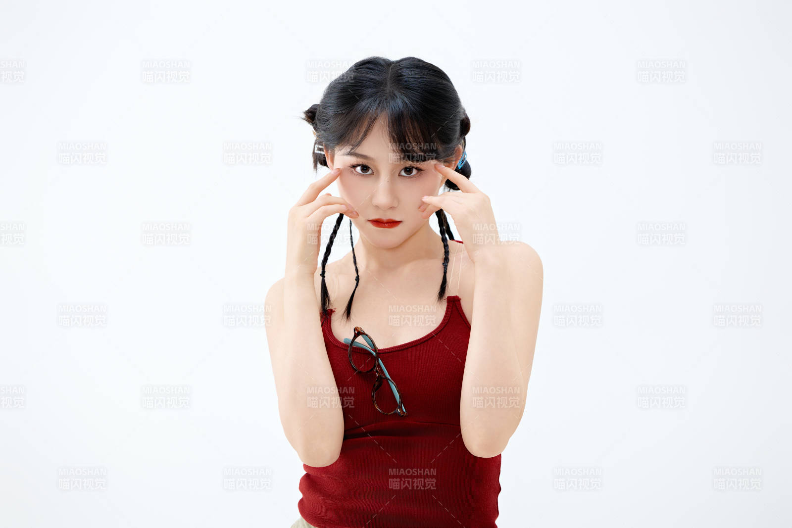 影棚拍摄穿着青春靓丽的亚洲女性夏季形象