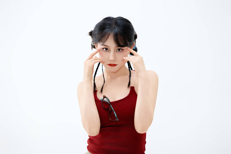 影棚拍摄穿着青春靓丽的亚洲女性夏季形象