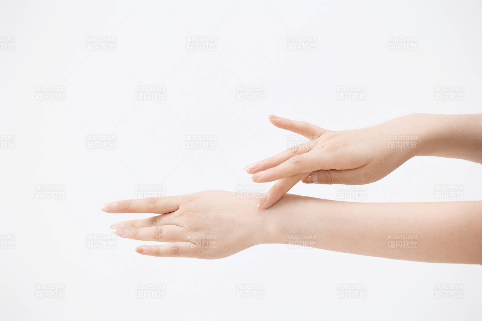 白色背景下纤细柔美的女性手部特写