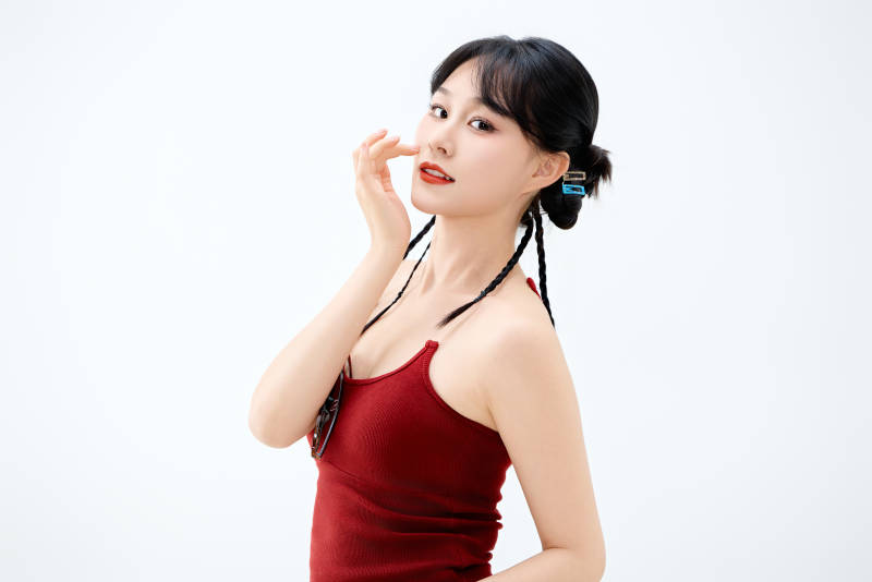 影棚拍摄穿着青春靓丽的亚洲女性夏季形象